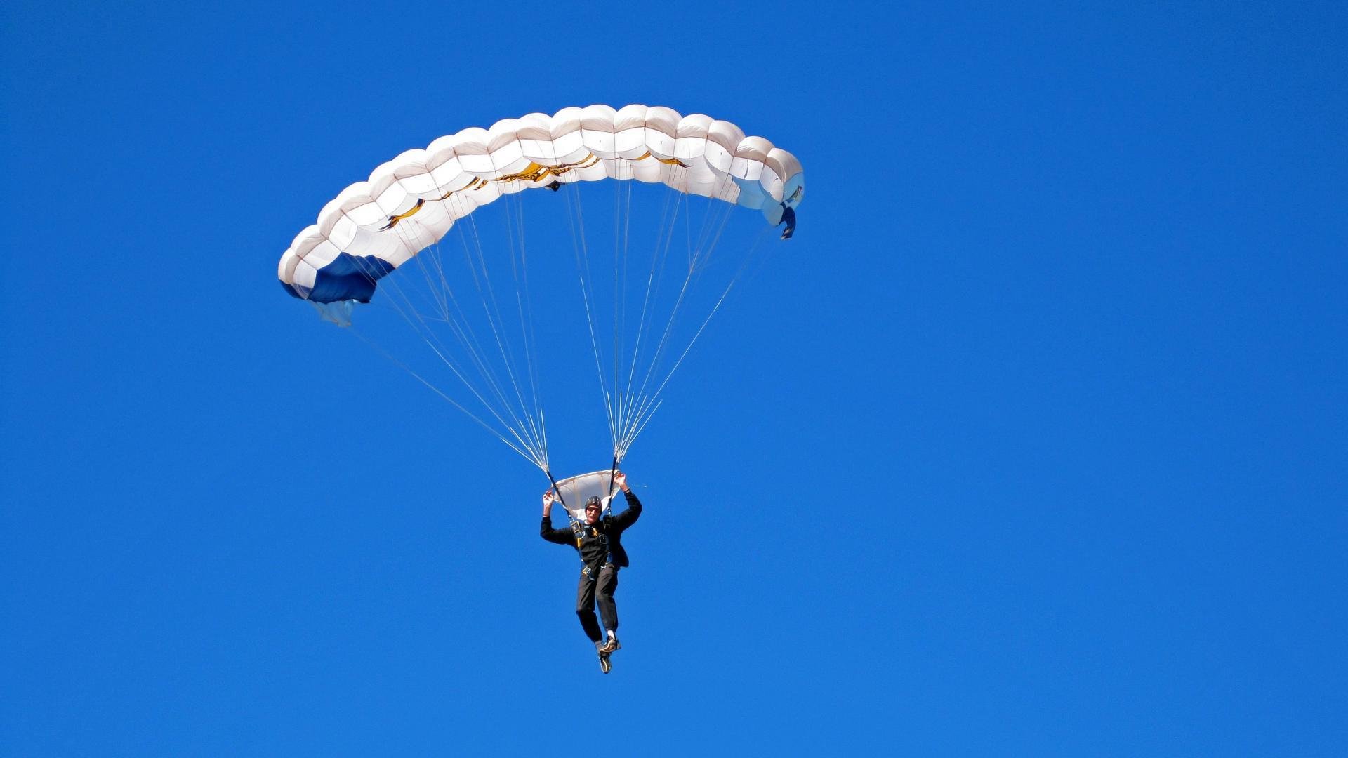 世界攀岩锦标赛决赛中国队斩获首金，世界攀岩日